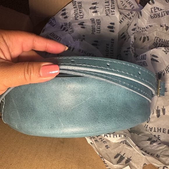 Portland Leather Large Circle Crossbody in Aqua. C-grade bag. - Picture 5 of 12